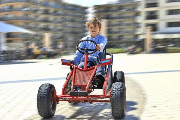 年轻男孩驾驶 Quadricycle — 图库照片