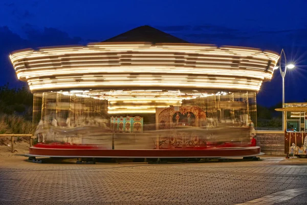 Feliz-go-round en movimiento por la noche — Foto de Stock