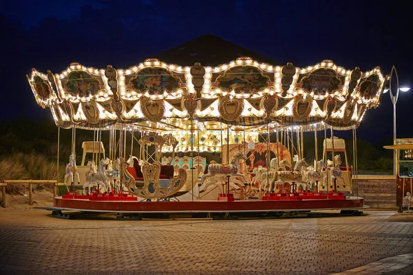 Merry-go-round sul mare belga di notte — Foto Stock