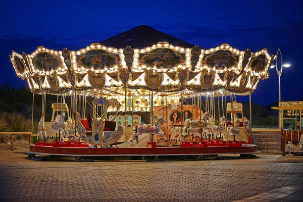 Merry-go-round aan Belgische kust bij nacht — Stockfoto