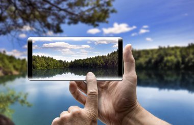 Holding bir mobil Smartphone ve almak bir resim