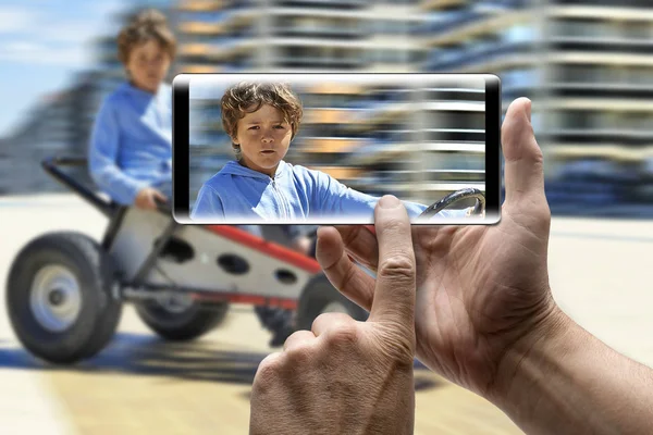 Holding a mobile Smartphone and take a picture — Stock Photo, Image