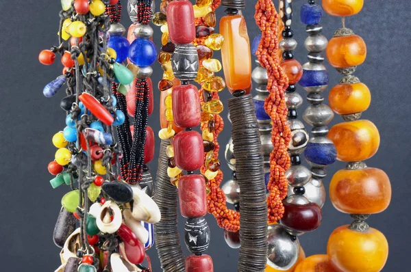 Colares de pedra naturais coloridos, fundo de jóias — Fotografia de Stock