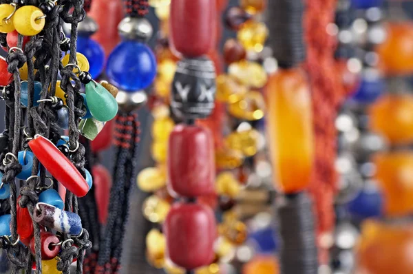 Collares de piedra natural de colores, fondo de joyería — Foto de Stock