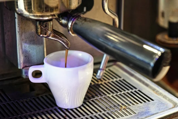 Espresso-Schuss fällt in Tasse — Stockfoto