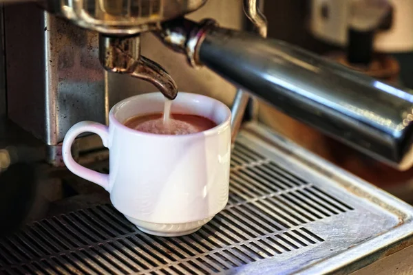 Espresso-Schuss fällt in Tasse — Stockfoto