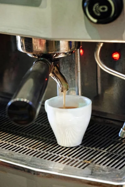 Espresso dropping schot in Beker — Stockfoto
