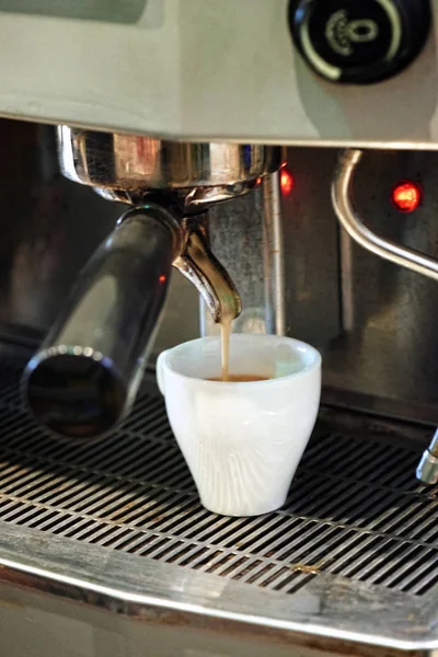 Espresso-Schuss fällt in Tasse — Stockfoto