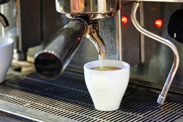 Espresso dropping schot in Beker — Stockfoto