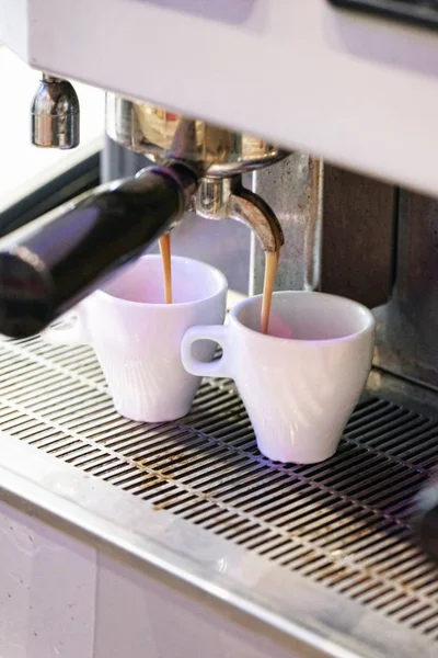 Espresso tiro caindo na xícara — Fotografia de Stock