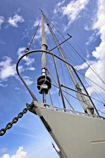 Nautische Schiff Bogen gegen bewölkten blauen Himmel — Stockfoto