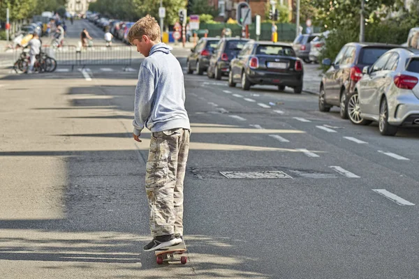 Молодий хлопчик-підліток практикує скейтбординг під час автосалону Free St — стокове фото