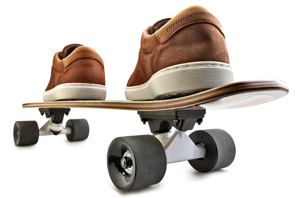 Achteraanzicht van een zwarte, houten skate board en bruin leder s — Stockfoto