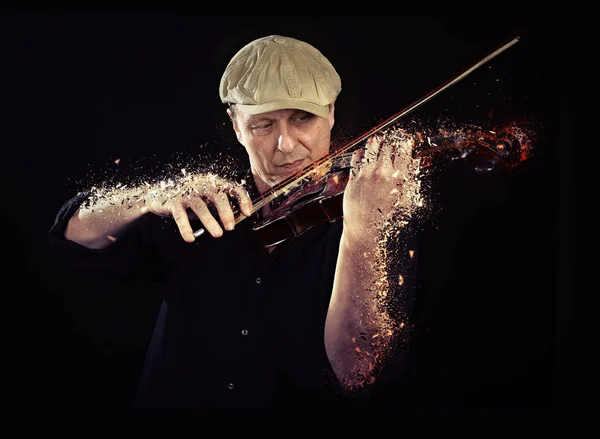是男人玩木制小提琴粉碎的肖像 — 图库照片