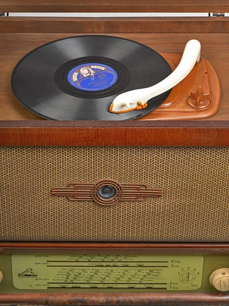 古いラジオ マスターの声の装飾的なフロント パネル — ストック写真