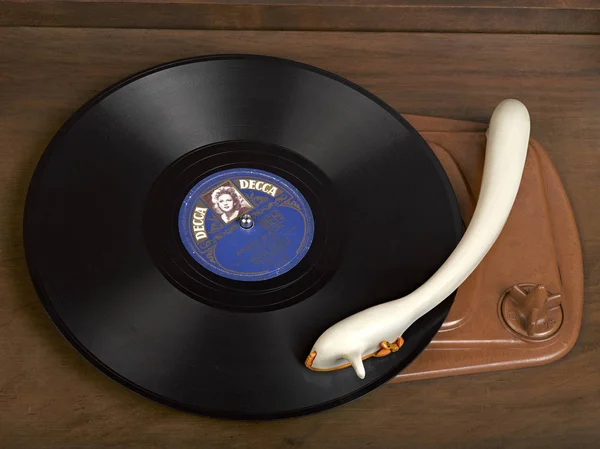 Radiogramófono vintage con un disco de gramófono — Foto de Stock