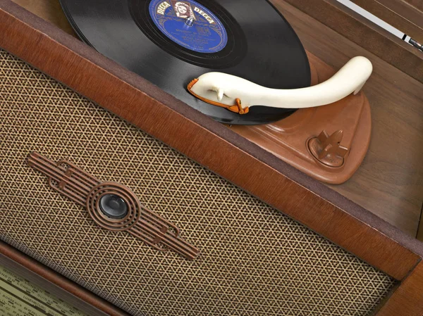 Radiogramófono vintage con un disco de gramófono — Foto de Stock