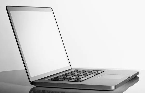 Projekt laptopa w perspektywie na stół biały — Zdjęcie stockowe