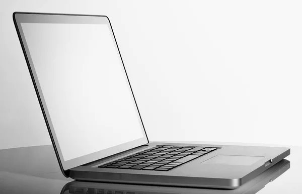 Beyaz bir tablo bir bakış açısı içinde laptop tasarım — Stok fotoğraf