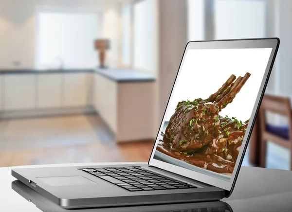 Buscando una receta de cocina en el ordenador portátil — Foto de Stock