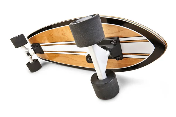 分離された黒と木製のスケート ボードの動的側面図 — ストック写真