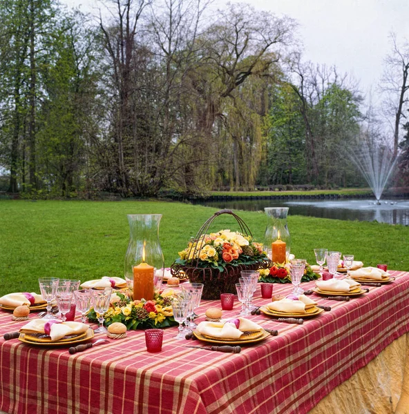 Tavolo da pranzo vestito in scena rurale — Foto Stock