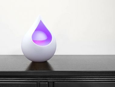 siyah masa üzerinde cam kap içinde renkli Oda spreyi