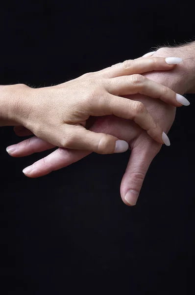 Мужской и женский руки вместе на черном фоне — стоковое фото