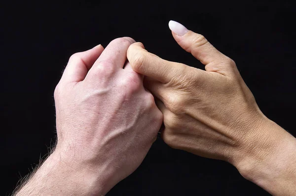 Hommes et femmes mains ensemble sur fond noir — Photo