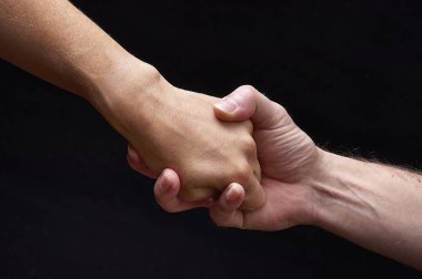 Kadın ve erkek birlikte siyah arka plan üzerine eller