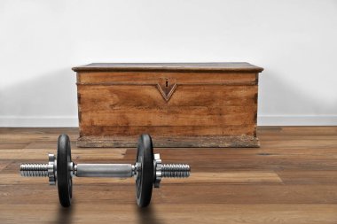Vintage ahşap göğüs ve ön planda dumbbells ile iç