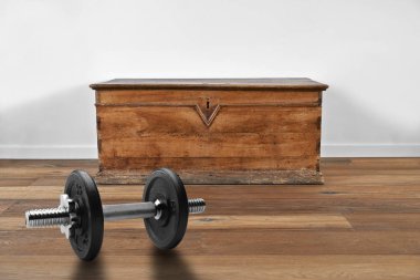 Vintage ahşap göğüs ve ön planda dumbbells ile iç