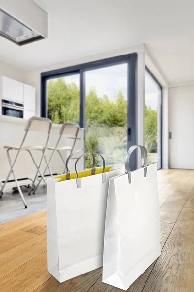 Современный интерьер квартиры с двумя сумками для покупок на переднем плане — стоковое фото