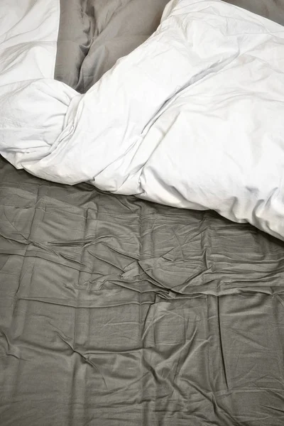 乱れたシーツ、整えられていないベッドの枕 — ストック写真