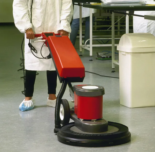 Cleaner pokojówka Kobieta w mundurze, Czyszczenie podłogi przebiegu korytarza — Zdjęcie stockowe