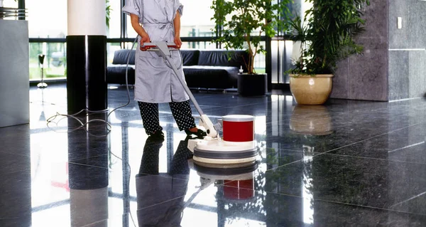 Dorosła kobieta cleaner pokojówka w mundurku czyszczenia flo przebiegu korytarza — Zdjęcie stockowe