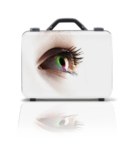 Zakelijke koffer voor reizen met reflectie en vrouwelijk oog — Stockfoto