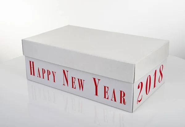 白色鞋盒与2018新年快乐的话 — 图库照片