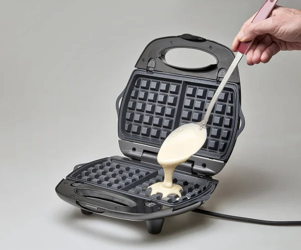 Taze pasta waffle maker içine dökme — Stok fotoğraf