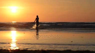 cinemagraph-çocuk spashing dalgalar içinde