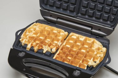 Taze pasta waffle maker içine dökme