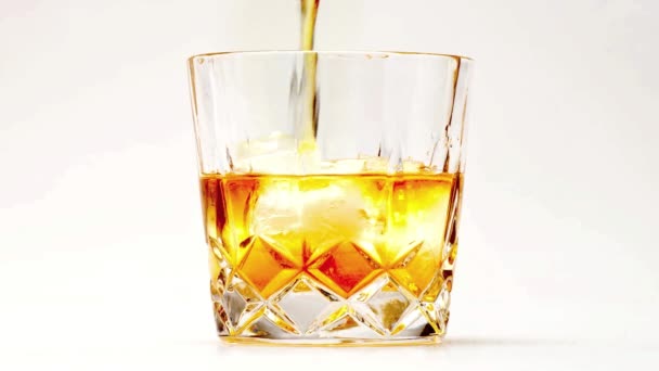 Kinograf Rzucenie Whisky Ponownie Eleganckiej Szklanej — Wideo stockowe