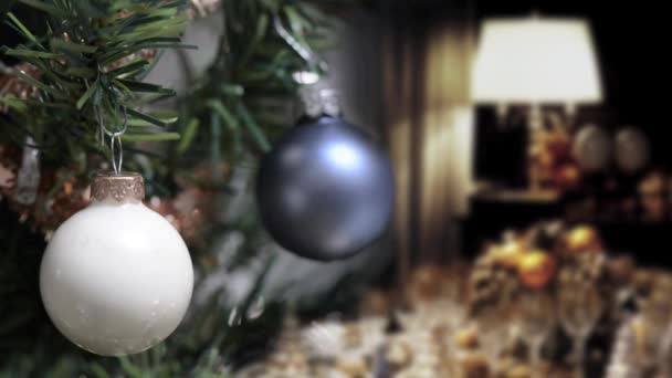 Kino Frohe Weihnachten Mit Kugeln Und Auf Baum Und Geschmücktem — Stockvideo