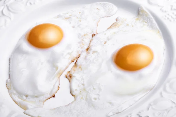 Twee eieren gebakken en geïsoleerde op wit gekleed — Stockfoto