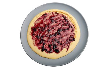 Mavi plaka üzerinde beyaz izole kırmızı meyve reçeli ile gözleme