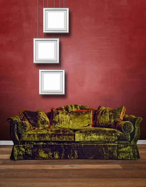 豪华绿色天鹅绒沙发配有质感的红墙 — 图库照片