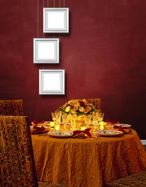 Роскошный стол против красной текстурированной стены — стоковое фото