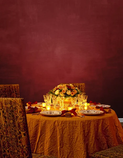 Mesa de festim luxuosa contra a parede texturizada vermelha — Fotografia de Stock