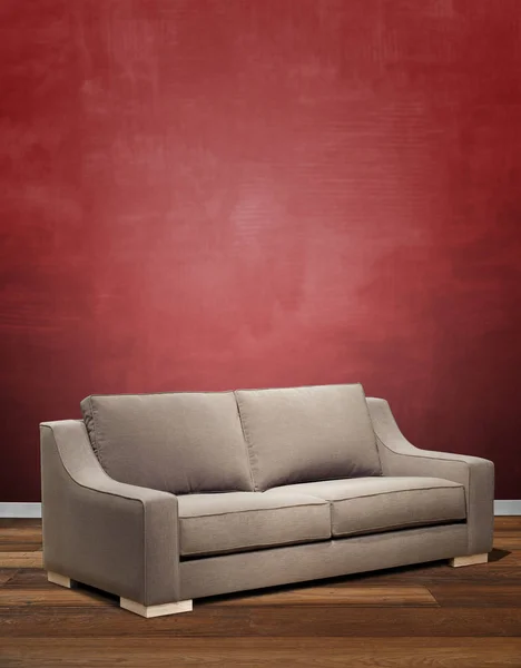 Interior modern dengan sofa modern menghadap dinding merah bertekstur — Stok Foto