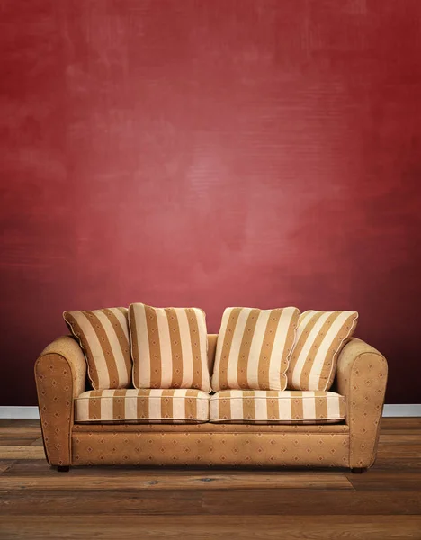 Interior modern cu canapea modernă împotriva peretelui roșu texturat — Fotografie, imagine de stoc